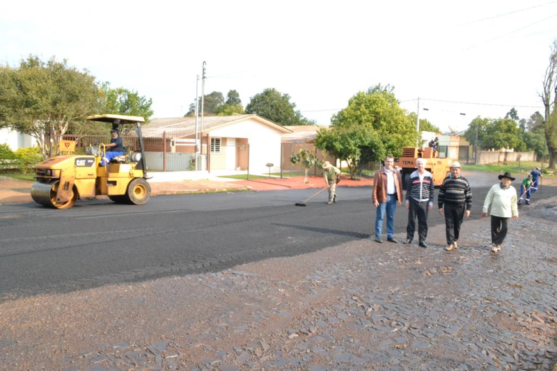 Rua Vicente Manoel de Deus recebe pavimentação asfáltica